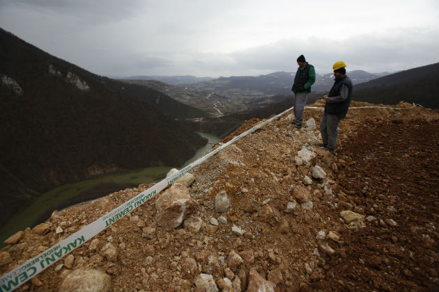 Χωριά κινδυνεύουν να θαφτούν στη γη εξαιτίας ανθρακωρυχείου