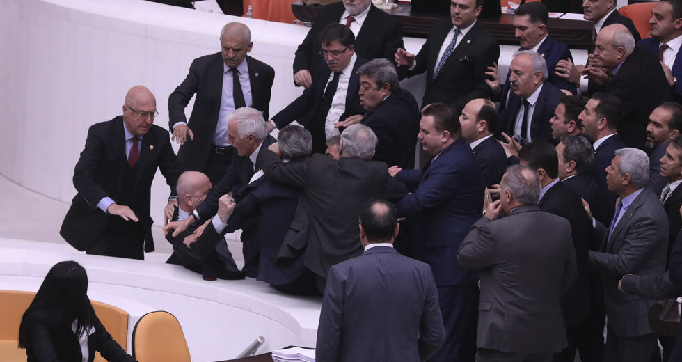 Ξύλο στη Βουλή, οργή στον δρόμο