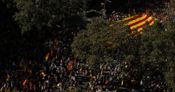 Μεγάλη διαδήλωση υπέρ της ενότητας στη Βαρκελώνη
