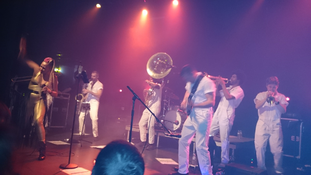 Brass Against: Τα τραγούδια της αντίστασης έβαλαν «φωτιά» στο Gagarin