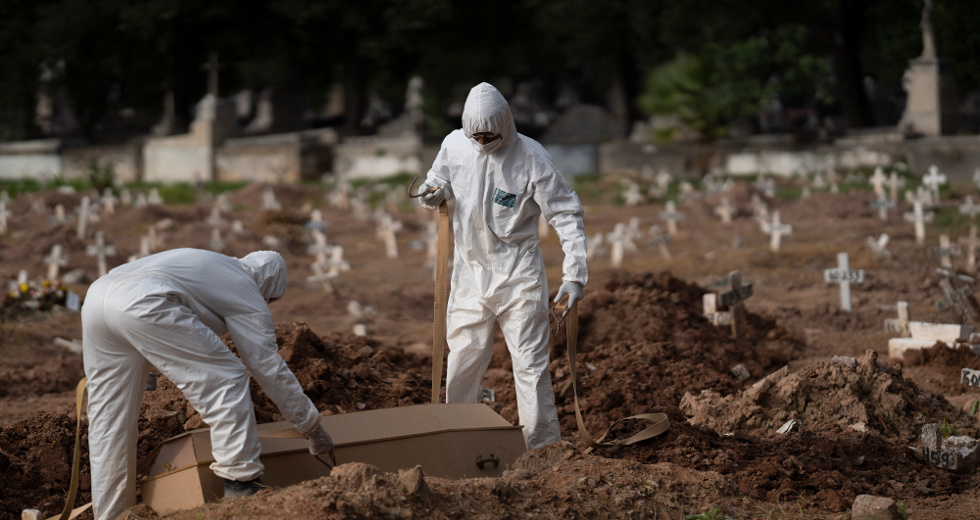 Ο Μπολσονάρο «εξαφανίζει» τους νεκρούς της πανδημίας στη Βραζιλία