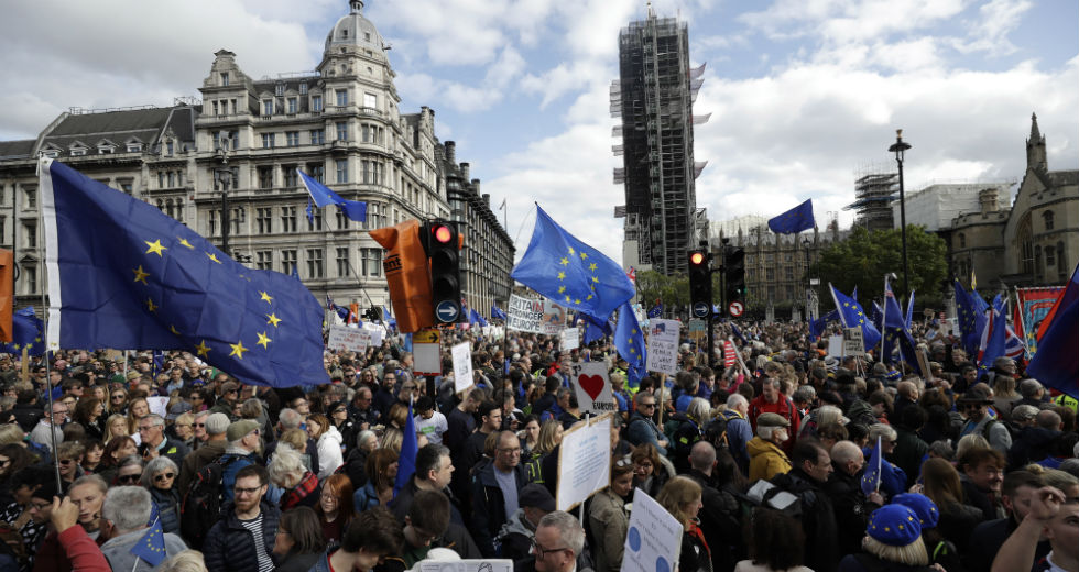 Η βρετανική Βουλή στέλνει το Brexit στις καθυστερήσεις