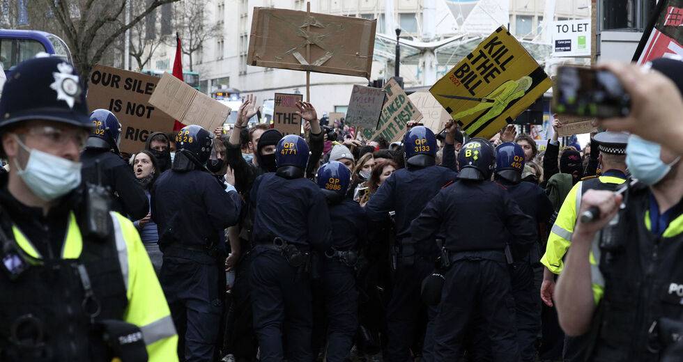 Βρετανικός ξεσηκωμός κατά της αστυνομοκρατίας