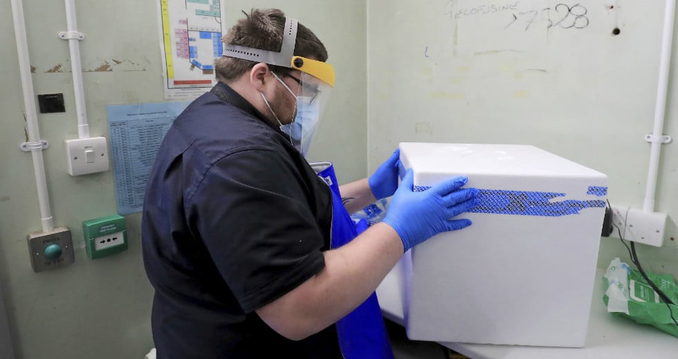 Στη Βρετανία το εμβόλιο της Pfizer, ξεκινούν την Τρίτη οι εμβολιασμοί