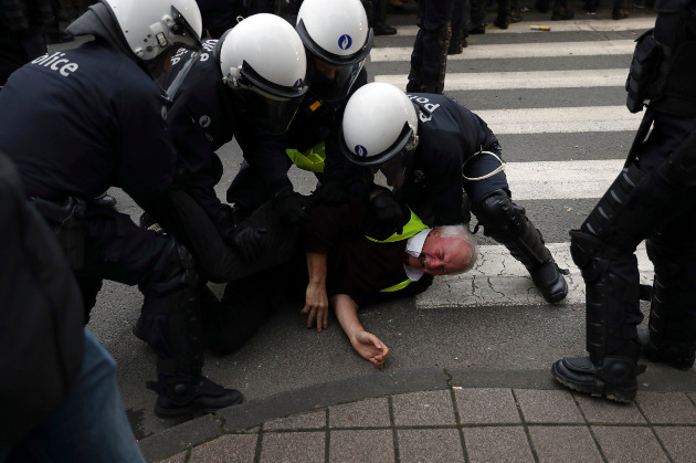 Η άγρια καταστολή φρέναρε τα «κίτρινα γιλέκα»