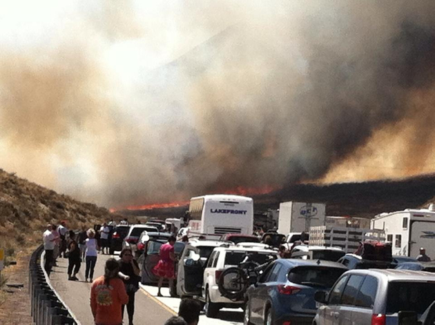 Πήρε φωτιά η άσφαλτος στις ΗΠΑ – 20 οχήματα καμμένα