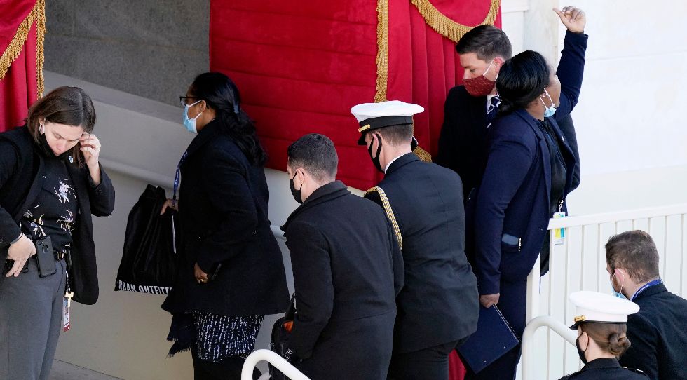 Πανικός στο Καπιτώλιο – Εκκενώθηκε μετά από φωτιά σε κοντινό αυτοκινητόδρομο