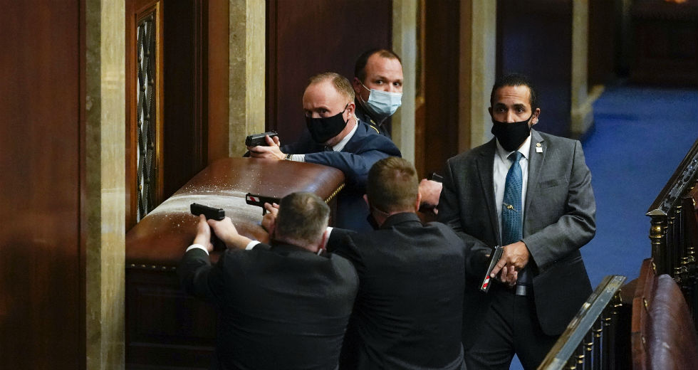 Οι τέσσερις ώρες που σόκαραν τις ΗΠΑ: Τα καρέ της ντροπής [εικόνες+βίντεο]