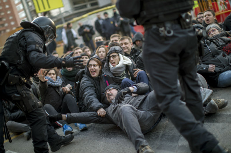 Συγκρούσεις στην Καταλονία για τη δίκη των αυτονομιστών ηγετών