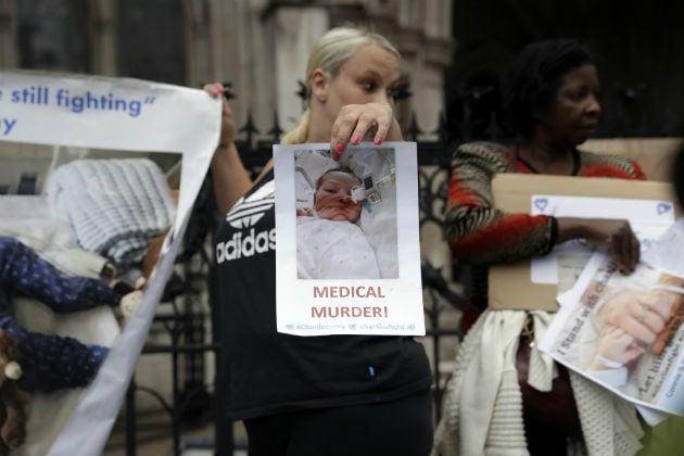 Η υπόθεση του μικρούλη Τσάρλι κρίνεται στο δικαστήριο