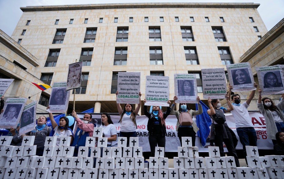 Ιστορική απόφαση αποποινικοποιεί τις αμβλώσεις στην Κολομβία