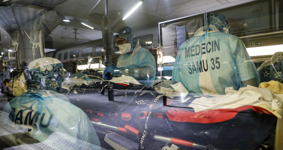 Με τρένα μεταφέρουν ασθενείς με Covid-19 εκτός Παρισιού