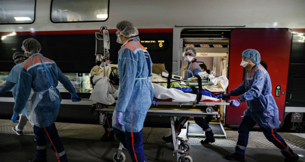 Με τρένα μεταφέρουν ασθενείς με Covid-19 εκτός Παρισιού