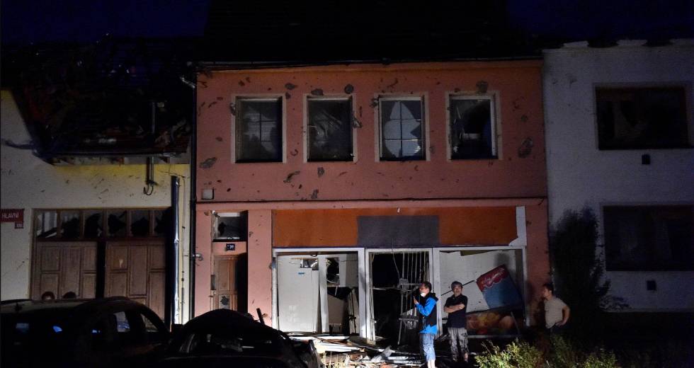 Τρεις νεκροί και εκατοντάδες τραυματίες από ανεμοστρόβιλο στην Τσεχία