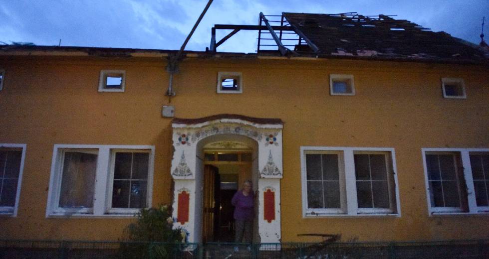 Τρεις νεκροί και εκατοντάδες τραυματίες από ανεμοστρόβιλο στην Τσεχία