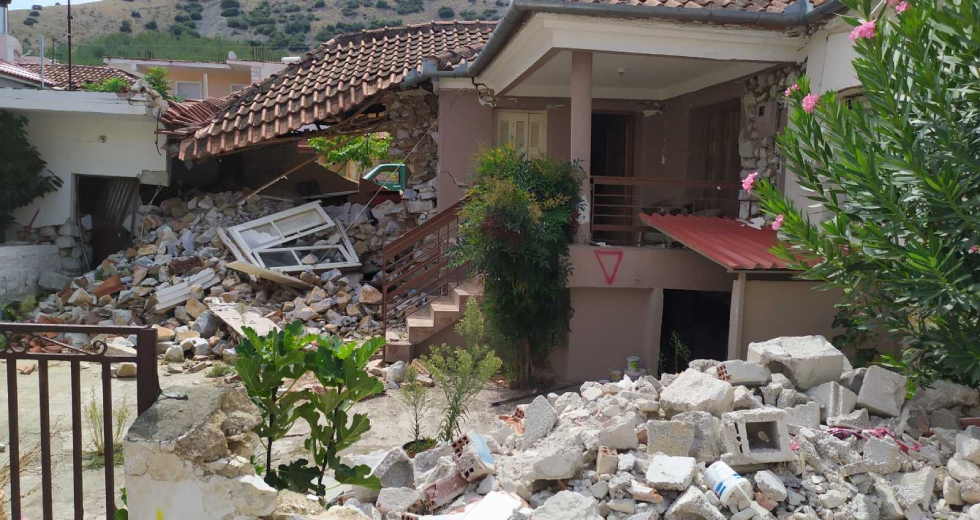 «50 μέτρα μακριά από το νέο σχολείο οι κάτοικοι μένουν επτά μήνες σε κοντέινερ»