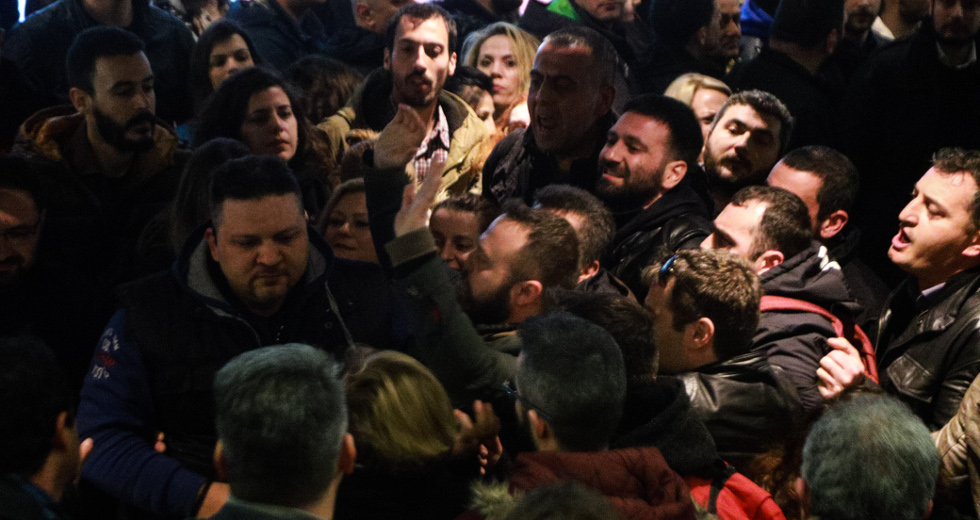Επεισόδια και καταγγελίες για «μπράβους με όπλα» σε συνέδριο συνδικαλιστών