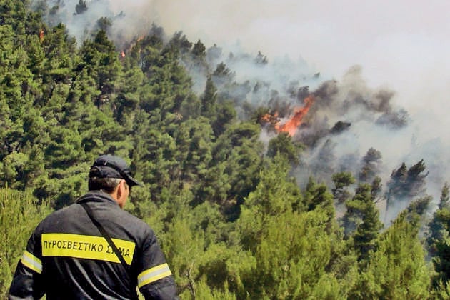 Η πυρκαγιά στα Δερβενοχώρια «γλείφει» την Πάρνηθα
