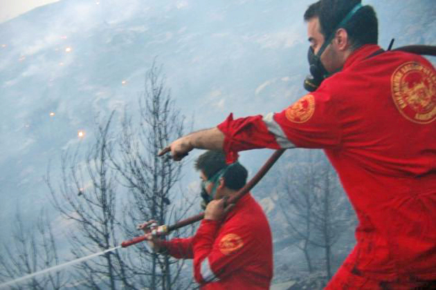 Παλεύουν με τις φλόγες… ιδίοις εξόδοις