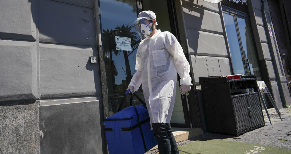 Μύρισε πάλι πίτσα στα στενά της Νάπολης