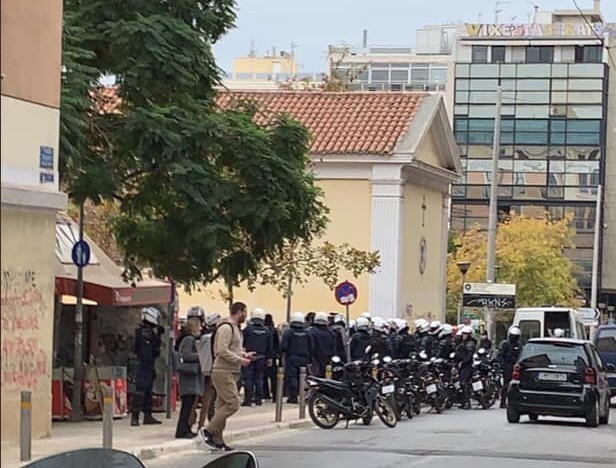 Αστυνομική επίθεση στη Νομική και επεισόδια στην ΑΣΟΕΕ