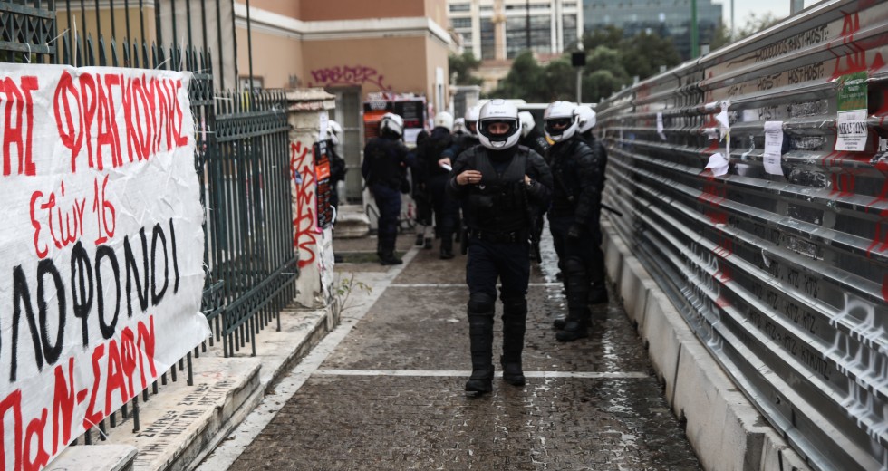 Αστυνομική επίθεση στη Νομική και επεισόδια στην ΑΣΟΕΕ