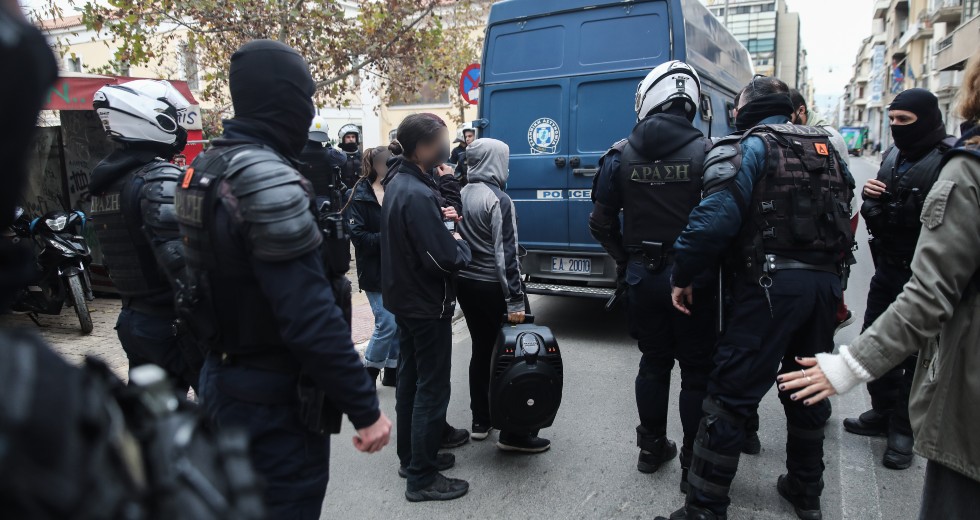 Αστυνομική επίθεση στη Νομική και επεισόδια στην ΑΣΟΕΕ