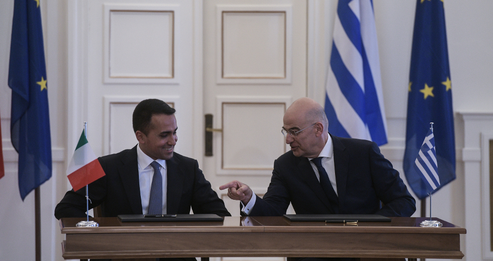 Υπογραφές για ΑΟΖ και άρση απαγορεύσεων για τους Ιταλούς τουρίστες