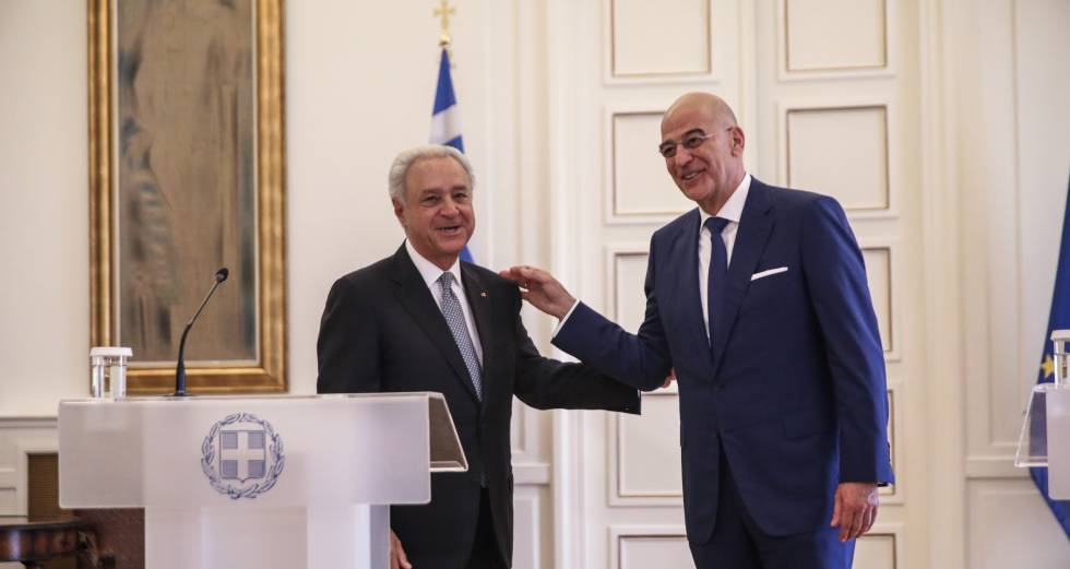 Εγκώμια και φιλοφρονήσεις στις τελετές παράδοσης – παραλαβής των υπουργείων