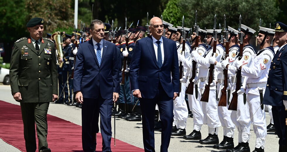 Τι έκρυβαν εκτός από χαμόγελα οι τελετές παράδοσης – παραλαβής