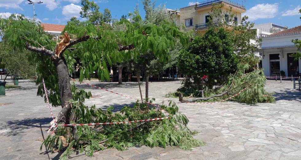 Ζημιές και αναστάτωση από ανεμοστρόβιλο στο κέντρο της Καλαμάτας