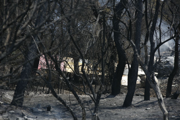 «Μάχη» με τις αναζωπυρώσεις και τους ανέμους στα Δερβενοχώρια
