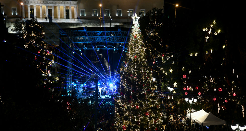 Φωταγωγήθηκε το χριστουγεννιάτικο δέντρο στην πλατεία Συντάγματος