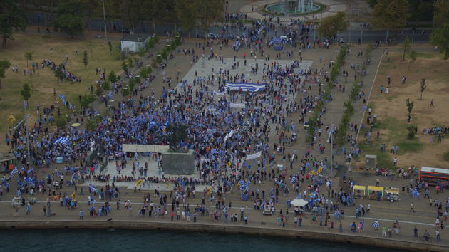 Καρέ καρέ το… πλήθος και τα επεισόδια από ακροδεξιούς μπαχαλάκηδες