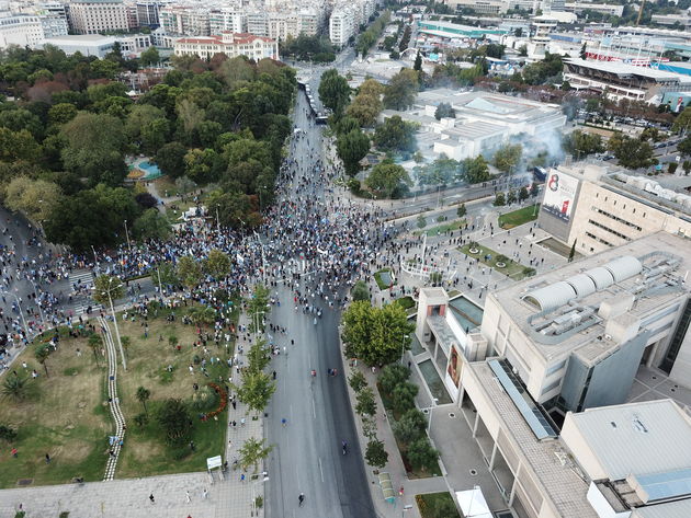 Καρέ καρέ το… πλήθος και τα επεισόδια από ακροδεξιούς μπαχαλάκηδες