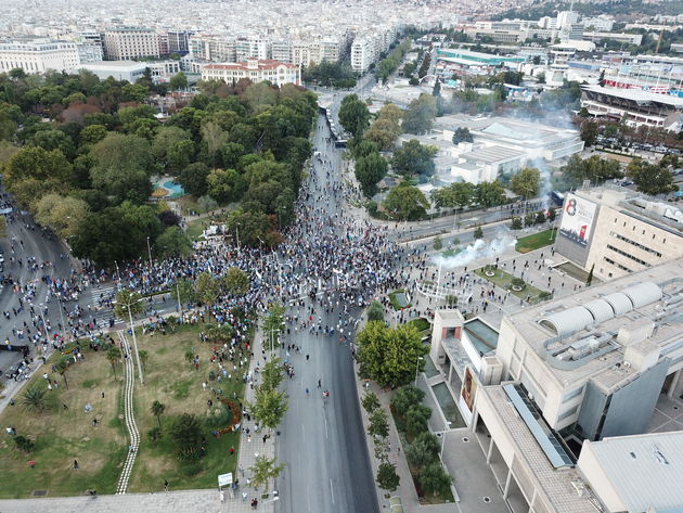 Καρέ καρέ το… πλήθος και τα επεισόδια από ακροδεξιούς μπαχαλάκηδες