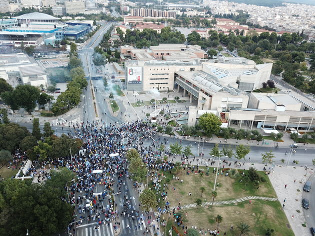 Καρέ καρέ το… πλήθος και τα επεισόδια από ακροδεξιούς μπαχαλάκηδες