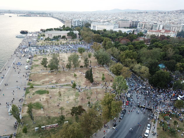 Καρέ καρέ το… πλήθος και τα επεισόδια από ακροδεξιούς μπαχαλάκηδες