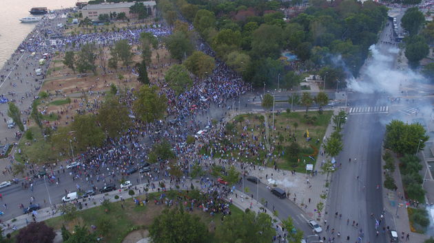 Καρέ καρέ το… πλήθος και τα επεισόδια από ακροδεξιούς μπαχαλάκηδες