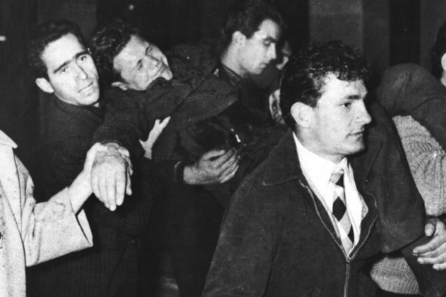 Από τη «δημοκρατική παρένθεση» στην Αποστασία