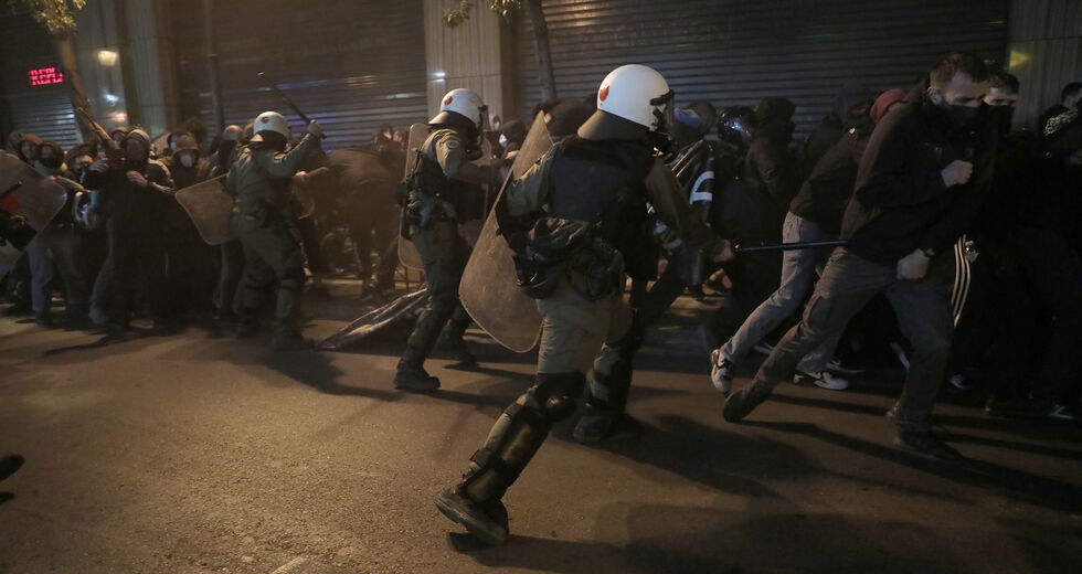 Καταστολή στη διαδήλωση με επιθέσεις και σε βουλευτές