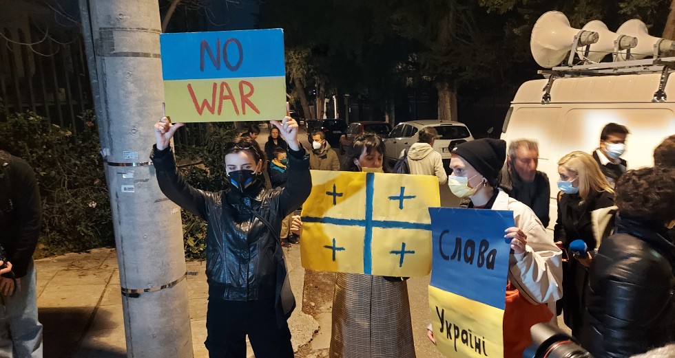 Αντιπολεμική συγκέντρωση έξω από τη ρωσική πρεσβεία
