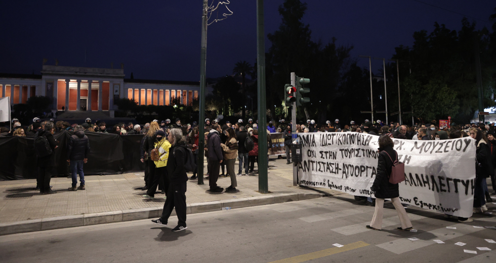 «Κρατήστε τα μουσεία και διώξτε τη Μενδώνη»
