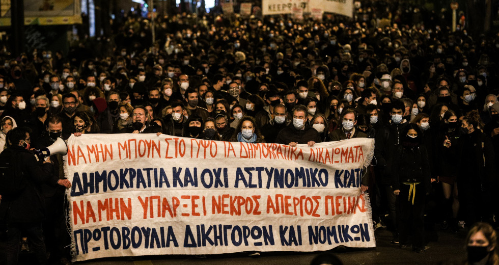 Λαοθάλασσα στους δρόμους κατά της καταστολής και της αστυνομικής βαρβαρότητας