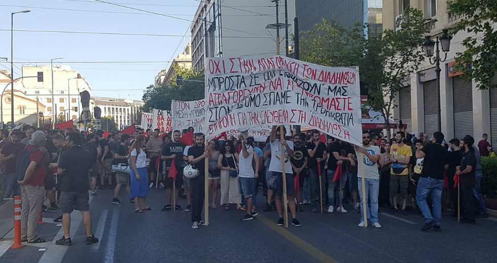 «Οι νόμοι καταργούνται στα πεζοδρόμια»