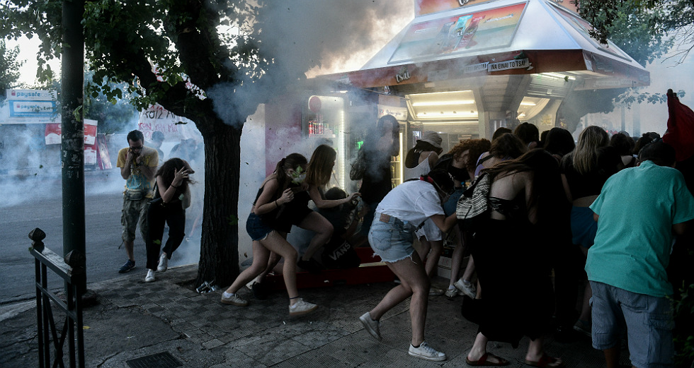 Βουλή: Μέσα απαγόρευση διαδηλώσεων, έξω αστυνομική καταστολή
