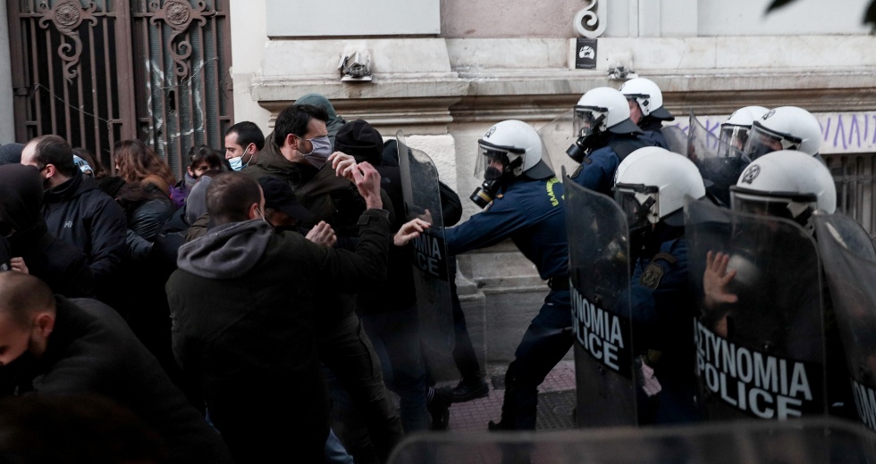 Επεισόδια και προσαγωγές στη νέα συγκέντρωση για τον Κουφοντίνα