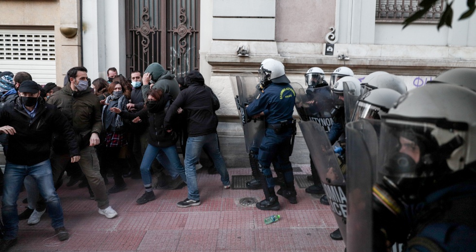Επεισόδια και προσαγωγές στη νέα συγκέντρωση για τον Κουφοντίνα