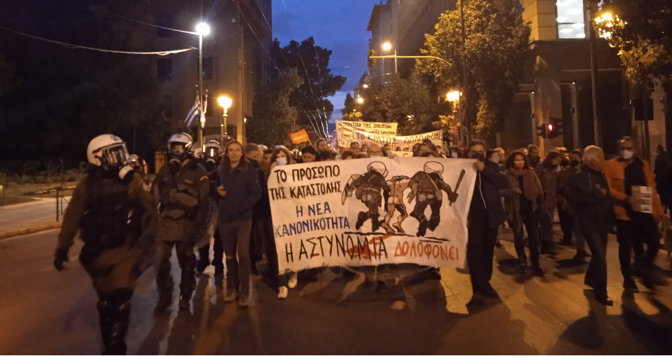 Με κρότου λάμψης και δακρυγόνα επιχείρησαν να διαλύσουν την πορεία