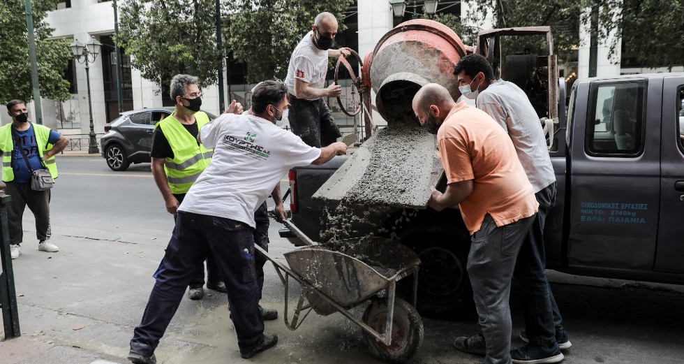 Χημικά και ξύλο έξω από το Υπουργείο Εργασίας